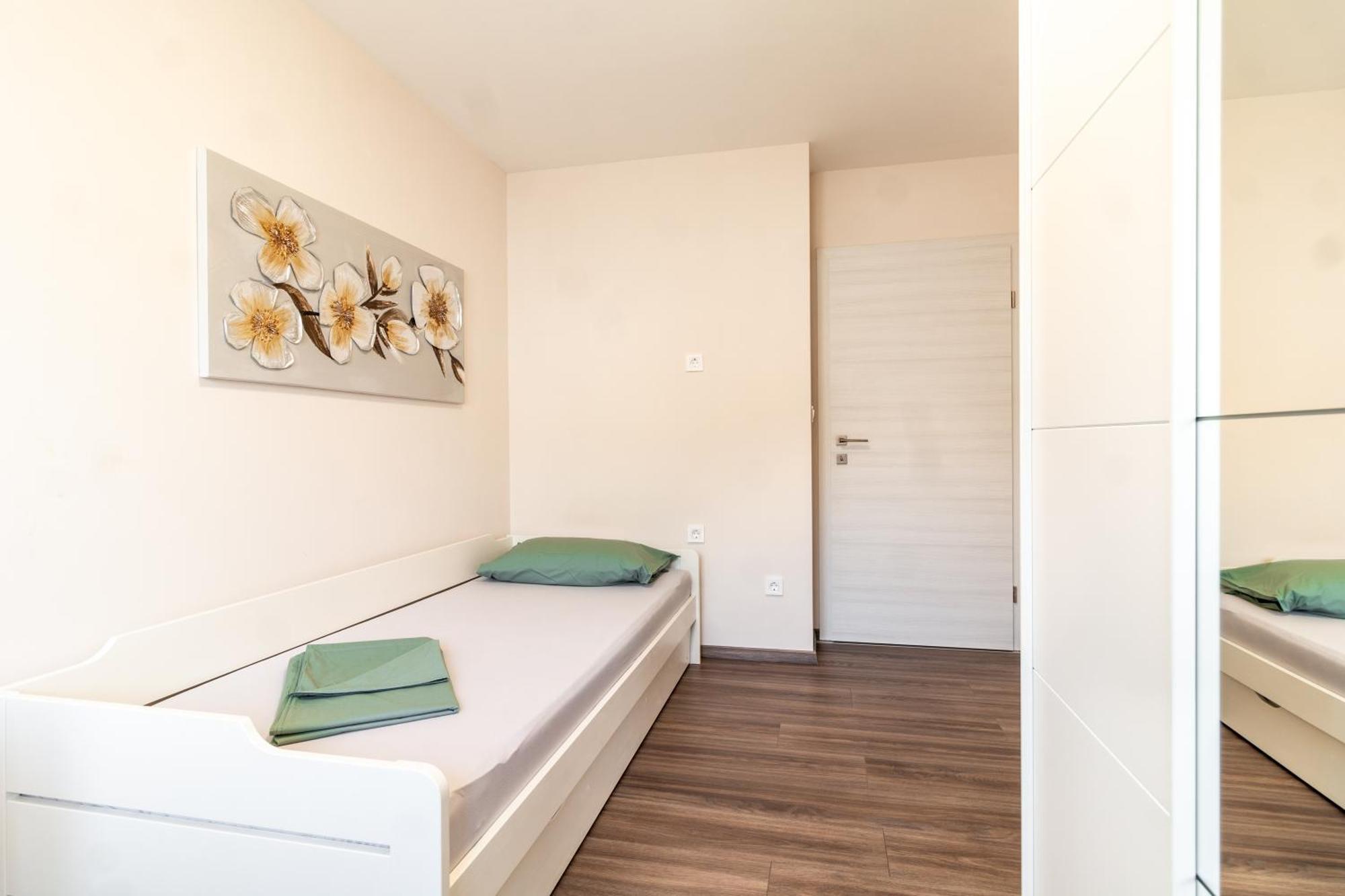 Apartmani Nela Kaštela Exteriör bild